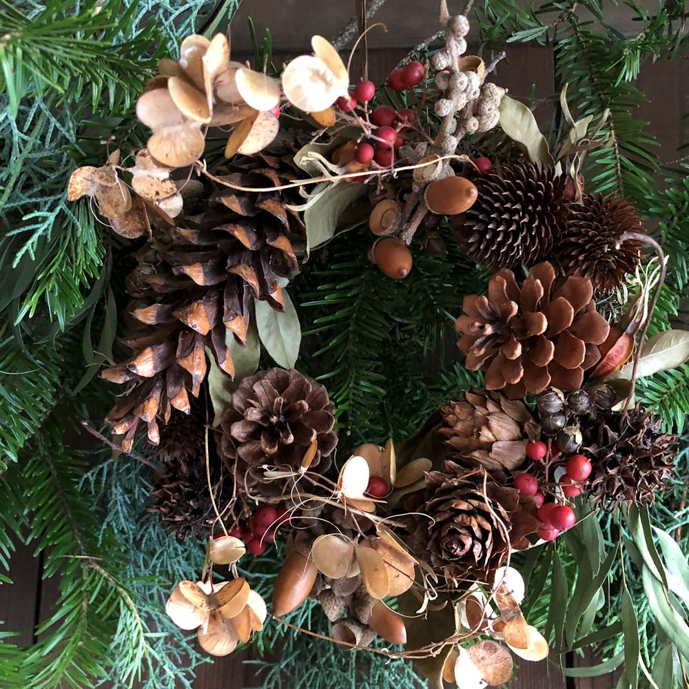 大きな松ぼっくりが目を引く、茶系のリース。