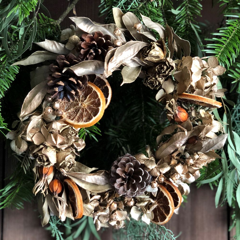 金色のリース。