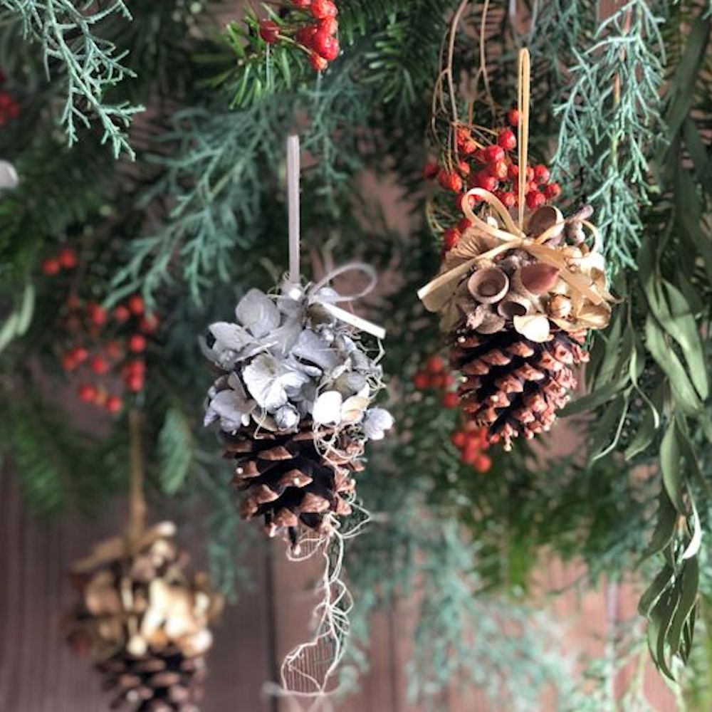 松ぼっくりのオーナメント。